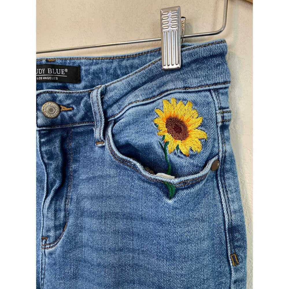 Judy Blue High Rise Sunflower Embroidered Raw Hem Jean SZ 7/28 - Picture 4 of 8